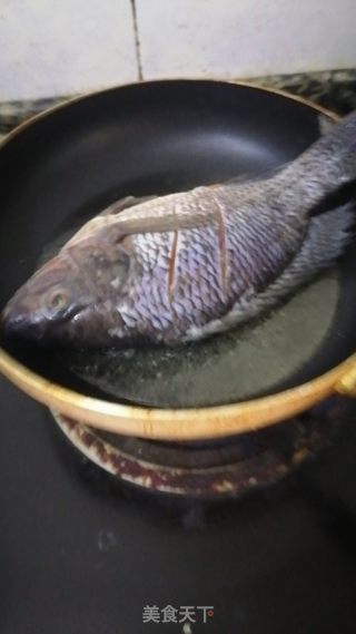 酸竹笋闷鱼的做法步骤：1