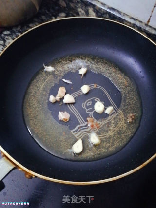 酸竹笋闷鱼的做法步骤：2