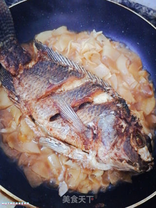 酸竹笋闷鱼的做法步骤：4