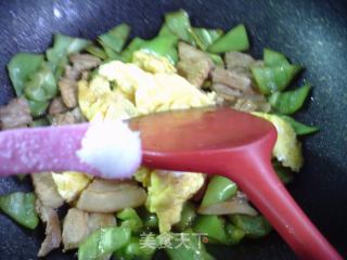 青椒五花肉炒鸡蛋的做法步骤：11
