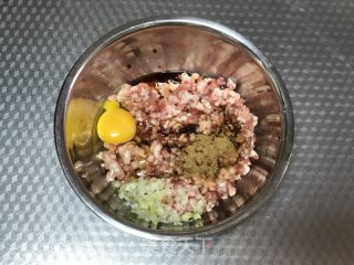 红烧狮子头的做法步骤：1