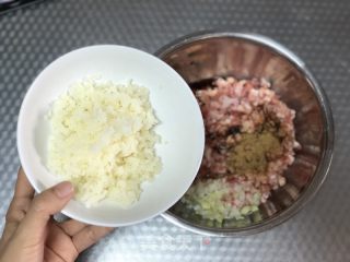 红烧狮子头的做法步骤：2