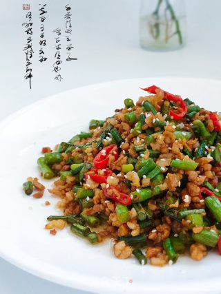 菜豆炒肉丁的做法步骤：1