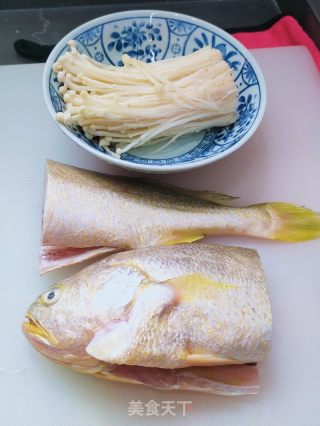 蒜蓉蒸黄花鱼的做法步骤：1