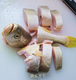 蒜蓉蒸黄花鱼的做法步骤：2