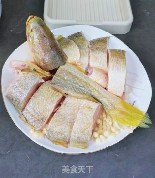 蒜蓉蒸黄花鱼的做法步骤：4