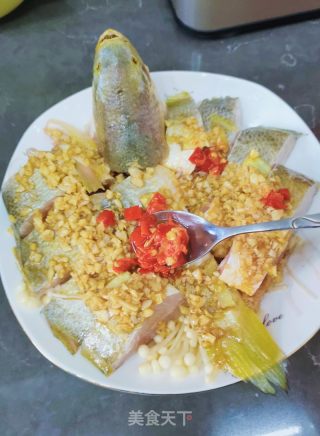 蒜蓉蒸黄花鱼的做法步骤：10