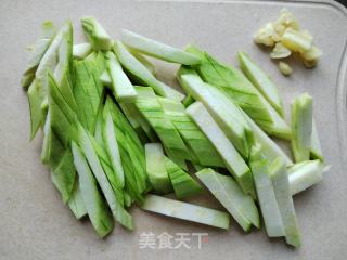 丝瓜豆腐烧油条的做法步骤：1