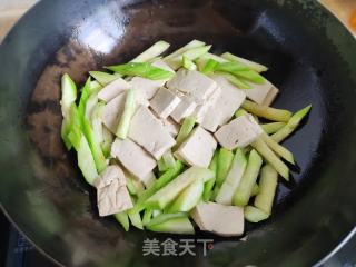 丝瓜豆腐烧油条的做法步骤：5