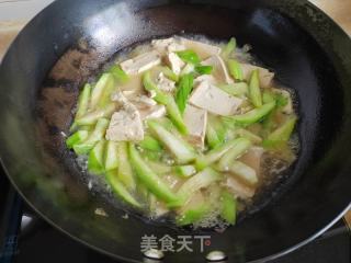 丝瓜豆腐烧油条的做法步骤：6