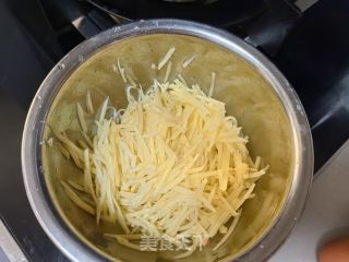 土豆丝鸡蛋饼的做法步骤：1
