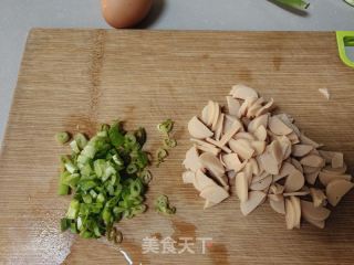 土豆丝鸡蛋饼的做法步骤：2