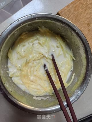 土豆丝鸡蛋饼的做法步骤：3