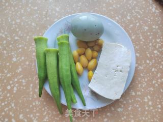 皮蛋豆腐拌秋葵的做法步骤：1