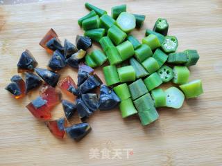 皮蛋豆腐拌秋葵的做法步骤：4