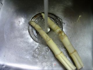 咸菜鞭笋煮排骨的做法步骤：2