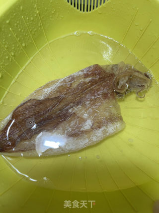 鱿鱼炒豆角的做法步骤：1