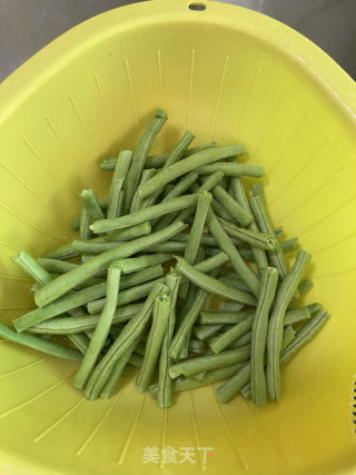 鱿鱼炒豆角的做法步骤：2