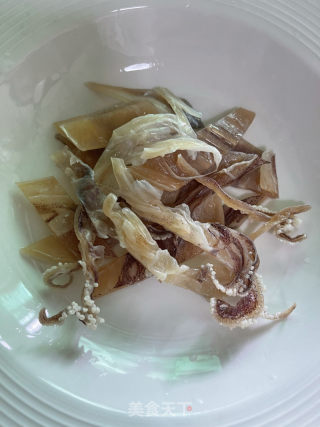 鱿鱼炒豆角的做法步骤：3