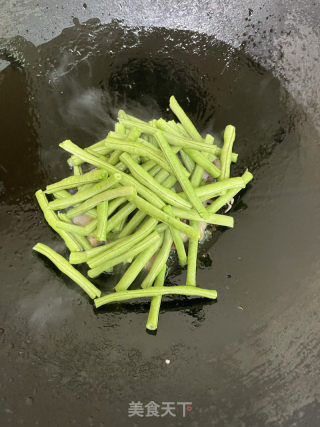 鱿鱼炒豆角的做法步骤：5