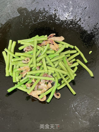 鱿鱼炒豆角的做法步骤：6