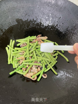 鱿鱼炒豆角的做法步骤：7