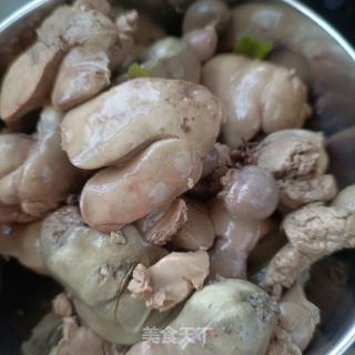 黑豆芽拌卤鸡肝的做法步骤：1