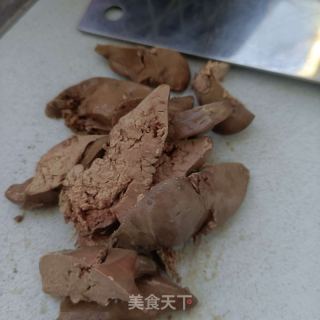 黑豆芽拌卤鸡肝的做法步骤：2