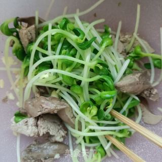 黑豆芽拌卤鸡肝的做法步骤：8