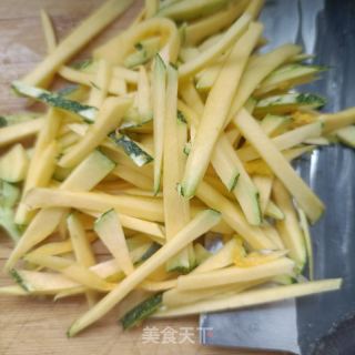 海参炒黑豆芽的做法步骤：2