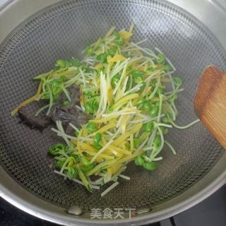 海参炒黑豆芽的做法步骤：9