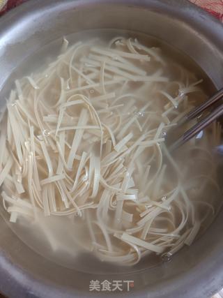 香菜炒豆皮的做法步骤：2