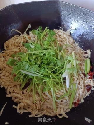 香菜炒豆皮的做法步骤：6