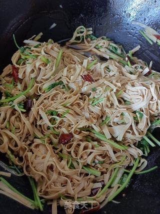 香菜炒豆皮的做法步骤：7