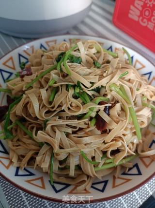 香菜炒豆皮的做法步骤：9