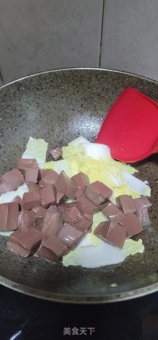 白菜烧猪红的做法步骤：9