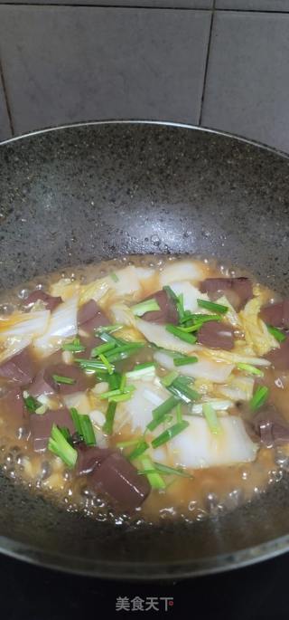 白菜烧猪红的做法步骤：12