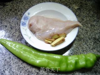 青椒炒手撕鸡胸肉的做法步骤：1
