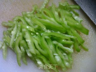 青椒炒手撕鸡胸肉的做法步骤：3