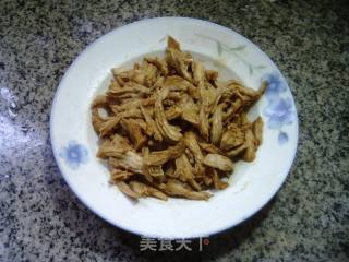 青椒炒手撕鸡胸肉的做法步骤：8