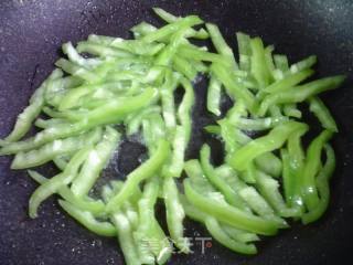 青椒炒手撕鸡胸肉的做法步骤：9