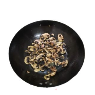 蒜香炒口蘑的做法步骤：3