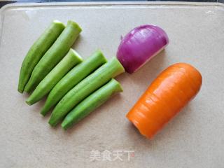 胡萝卜洋葱炒秋葵的做法步骤：1