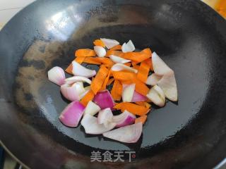 胡萝卜洋葱炒秋葵的做法步骤：3