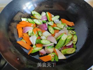 胡萝卜洋葱炒秋葵的做法步骤：4