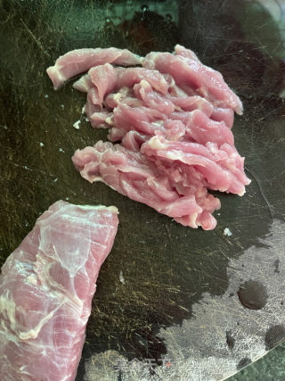 莲藕炒肉片的做法步骤：1