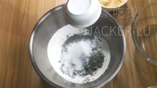 黑芝麻花生粿，黑芝麻和花生的香气交织在一起，软糯香甜超好吃。的做法步骤：3