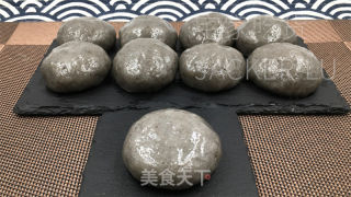 黑芝麻花生粿，黑芝麻和花生的香气交织在一起，软糯香甜超好吃。的做法步骤：17