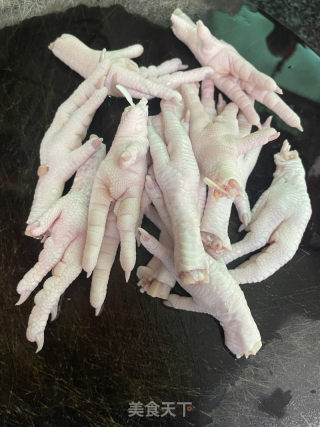 蒜香鸡爪的做法步骤：1