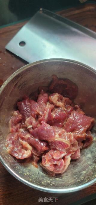 胡萝卜白菜炒牛肉的做法步骤：3
